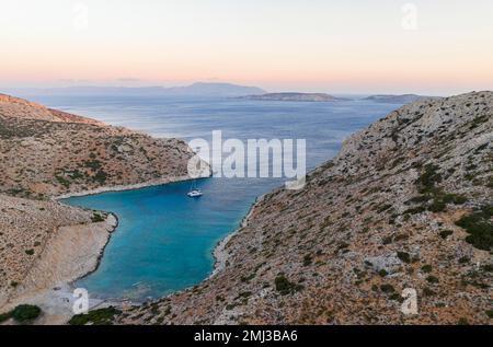 Catamaran à voile dans une baie de l'île de Levitha, île grecque, Mer Egéé du Sud, Grèce Banque D'Images