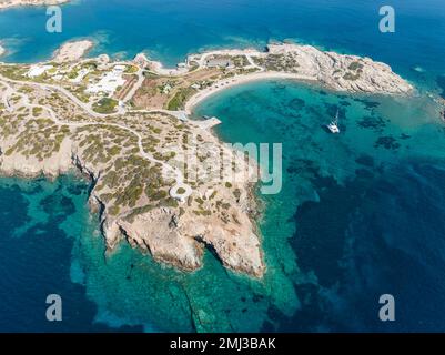 Vue aérienne, catamaran dans une baie sur la mer Turquoise, Schinoussa, petits Cyclades, Grèce Banque D'Images