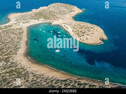 Vue aérienne, catamaran dans une baie de l'île de Keros, petits Cyclades, Grèce Banque D'Images