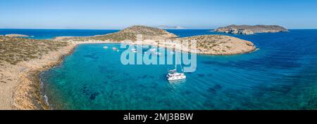 Vue aérienne, catamaran dans une baie de l'île de Keros, petits Cyclades, Grèce Banque D'Images