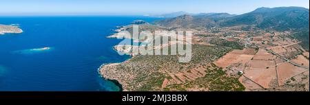 Vue aérienne de la côte de l'île d'Amorgos, de l'île des Cyclades, de la mer Egée, de la Grèce Banque D'Images