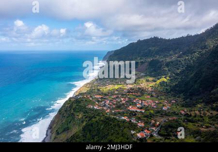 Vue sur la mer, la côte et le village d'Arco de Sao Jorge, Madère, Portugal Banque D'Images