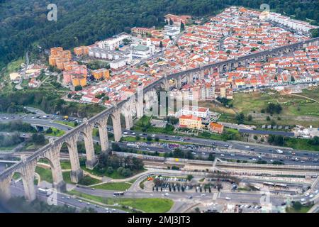 Vue aérienne Bairro da Liberdade, vue sur la ville, Aqueduto das Aguas Livres, Lisbonne, Portugal Banque D'Images