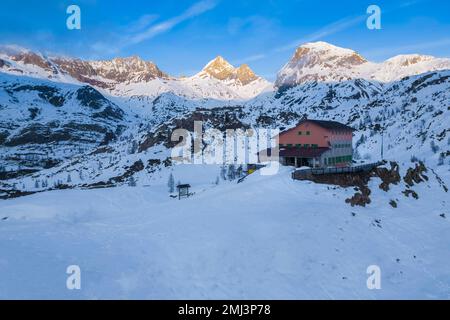 Vue sur le Rifugio Calvi en hiver. Carona, Val Brembana, Alpi Orobie, Bergame, province de Bergame, Lombardie, Italie, Europe. Banque D'Images