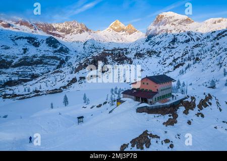 Vue sur le Rifugio Calvi en hiver. Carona, Val Brembana, Alpi Orobie, Bergame, province de Bergame, Lombardie, Italie, Europe. Banque D'Images