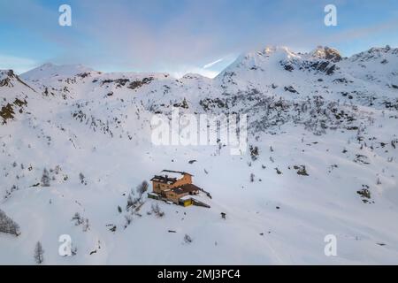 Vue sur le Rifugio Calvi en hiver. Carona, Val Brembana, Alpi Orobie, Bergame, province de Bergame, Lombardie, Italie, Europe. Banque D'Images