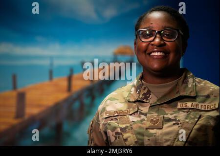 Tech. Le Sgt Laura Piper est le Marauder de la semaine de l'escadre expéditionnaire aérienne de 386th, à 26 août 2022. Elle est technicien en personnel administratif du groupe expéditionnaire aérien 387th de la base aérienne Ali Al Salem, au Koweït. « Ma mère vient d'Angleterre à l'origine et mon père est de Jamaïque, donc nous ferons beaucoup de voyages d'avant en arrière. C'est juste quelque chose que j'ai grandi pour aimer. Il vous donne une perspective de la façon dont les autres vivent, explorent les différentes cultures et de comprendre les gens. Maintenant qu'il est plus âgé et qu'il a mon fils, c'est quelque chose que je veux continuer... pour lui permettre de voir le bon Banque D'Images