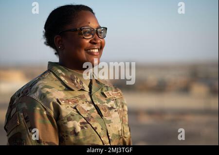 Tech. Le Sgt Laura Piper est le Marauder de la semaine de l'escadre expéditionnaire aérienne de 386th, à 26 août 2022. Elle est technicienne en personnel administratif pour le groupe expéditionnaire aérien 387th de la base aérienne Ali Al Salem, au Koweït. « Ma mère est originaire d'Angleterre et mon père est de Jamaïque, donc nous ferons beaucoup de voyages d'avant en arrière. C'est juste quelque chose que j'ai grandi pour aimer. Il vous donne une perspective de la façon dont les autres vivent, explorent les différentes cultures et de comprendre les gens. Maintenant qu'il est plus âgé et qu'il a mon fils, c'est quelque chose que je veux continuer... pour lui permettre de voir le wor Banque D'Images