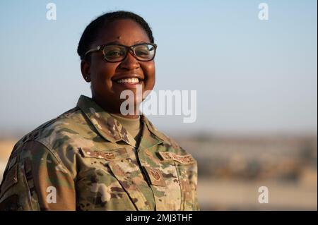 Tech. Le Sgt Laura Piper est le Marauder de la semaine de l'escadre expéditionnaire aérienne de 386th, à 26 août 2022. Elle est technicienne en personnel administratif pour le groupe expéditionnaire aérien 387th de la base aérienne Ali Al Salem, au Koweït. « Ma mère est originaire d'Angleterre et mon père est de Jamaïque, donc nous ferons beaucoup de voyages d'avant en arrière. C'est juste quelque chose que j'ai grandi pour aimer. Il vous donne une perspective de la façon dont les autres vivent, explorent les différentes cultures et de comprendre les gens. Maintenant qu'il est plus âgé et qu'il a mon fils, c'est quelque chose que je veux continuer... pour lui permettre de voir le wor Banque D'Images