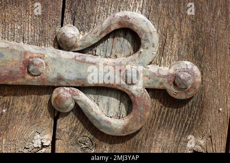 Ancienne ferrure de porte en fer sur une ancienne porte en bois marron, Allemagne Banque D'Images