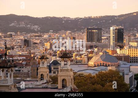 Panorama aérien de la ville de Barcelone au coucher du soleil Banque D'Images