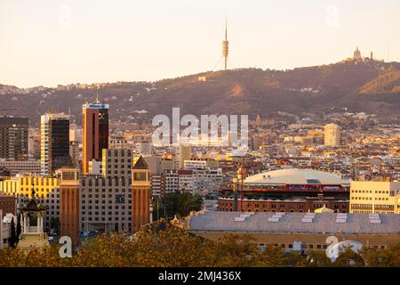 Panorama aérien de la ville de Barcelone au coucher du soleil Banque D'Images