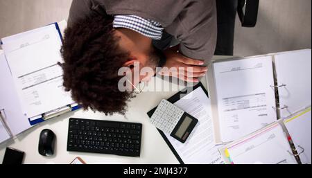 Vue d'ensemble de l'homme d'affaires africain qui calcule les bons Banque D'Images