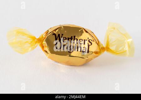 Un seul emballage de Werther's Original Sweet. Banque D'Images