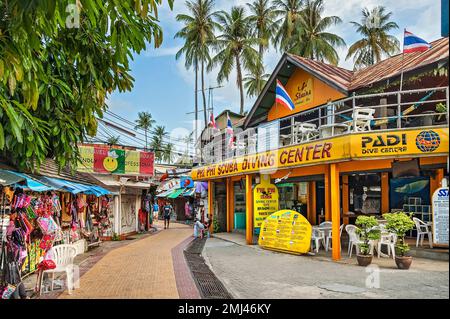 Rue principale avec centre de plongée sous-marine sur l'île de Ko Phi Phi, Phuket, Thaïlande Banque D'Images