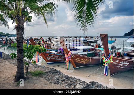 Bateaux touristiques, bateaux à longue queue sur l'île de Ko Phi Phi, Phuket, Thaïlande Banque D'Images