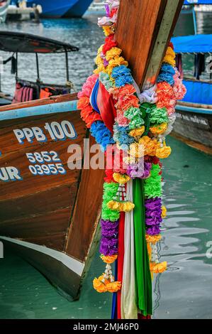 Nit guirlande de fleurs artificielles arquée, bateau touristique, bateau à longue queue, sur l'île de Ko Phi Phi, Phuket, Thaïlande Banque D'Images