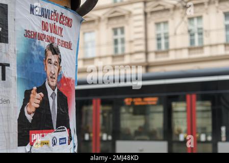 Prague, République tchèque. 27th janvier 2023. Une affiche électorale pour le candidat à la présidence Andrej Babis, placée dans la rue de Prague. Le deuxième tour des élections présidentielles en République tchèque aura lieu les 27th et 28th janvier 2023. L’ancien général militaire Petr Pavel est confronté à l’ancien Premier ministre tchèque, président du mouvement politique ANO et milliardaire Andrej Babis. Crédit : SOPA Images Limited/Alamy Live News Banque D'Images