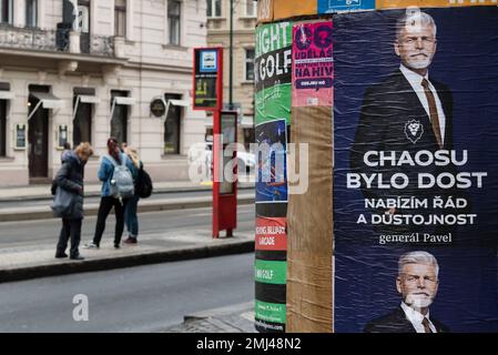 Prague, République tchèque. 27th janvier 2023. Affiches pour le candidat à la présidence Petr Pavel, placé dans la rue de Prague. Le deuxième tour des élections présidentielles en République tchèque aura lieu les 27th et 28th janvier 2023. L’ancien général militaire Petr Pavel est confronté à l’ancien Premier ministre tchèque, président du mouvement politique ANO et milliardaire Andrej Babis. Crédit : SOPA Images Limited/Alamy Live News Banque D'Images