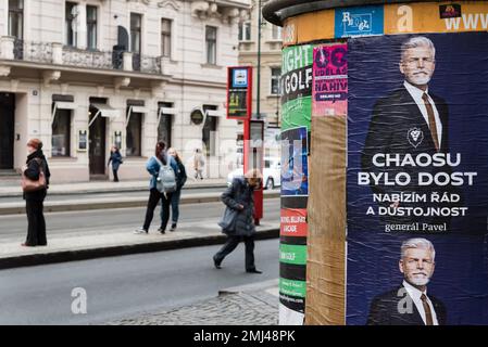 Prague, République tchèque. 27th janvier 2023. Affiches pour le candidat à la présidence Petr Pavel, placé dans la rue de Prague. Le deuxième tour des élections présidentielles en République tchèque aura lieu les 27th et 28th janvier 2023. L’ancien général militaire Petr Pavel est confronté à l’ancien Premier ministre tchèque, président du mouvement politique ANO et milliardaire Andrej Babis. Crédit : SOPA Images Limited/Alamy Live News Banque D'Images