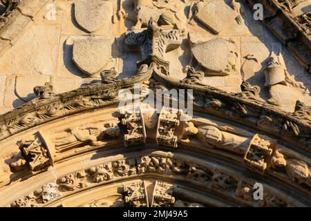 Détail tympan portail ouest cathédrale gothique Saint-Corentin, Quimper, Kemper, département Finistère Penn-ar-Bed, région Bretagne Breizh, France Banque D'Images