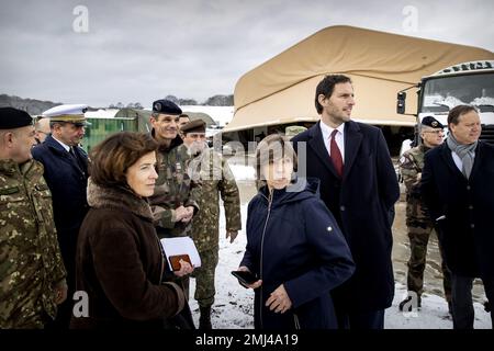 CINCU - le ministre des Affaires étrangères Wopke Hoekstra visite les troupes néerlandaises qui font partie du groupement tactique de l'OTAN dirigé par les Français. Les pays-Bas ont stationné des soldats en Roumanie pour aider à renforcer le flanc est de la zone du traité de l'OTAN. ANP KOEN VAN WEEL pays-bas hors - belgique hors Banque D'Images