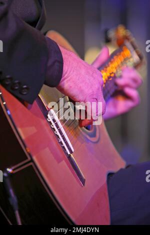 Le guitariste de jazz Gerold Heitbaum du Gerold Heitbaum Quartet en concert, Dessau-Rosslau, Saxe-Anhalt, Allemagne Banque D'Images