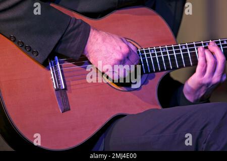 Le guitariste de jazz Gerold Heitbaum du Gerold Heitbaum Quartet en concert, Dessau-Rosslau, Saxe-Anhalt, Allemagne Banque D'Images