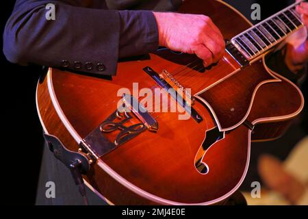 Le guitariste de jazz Gerold Heitbaum du Gerold Heitbaum Quartet en concert, Dessau-Rosslau, Saxe-Anhalt, Allemagne Banque D'Images