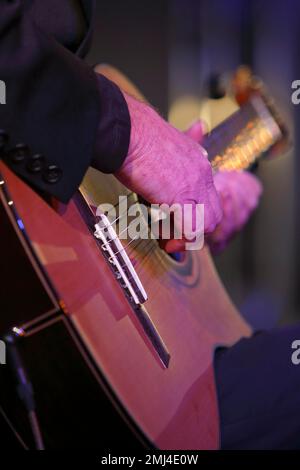 Le guitariste de jazz Gerold Heitbaum du Gerold Heitbaum Quartet en concert, Dessau-Rosslau, Saxe-Anhalt, Allemagne Banque D'Images