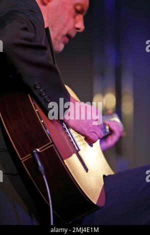 Le guitariste de jazz Gerold Heitbaum du Gerold Heitbaum Quartet en concert, Dessau-Rosslau, Saxe-Anhalt, Allemagne Banque D'Images