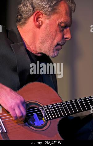 Le guitariste de jazz Gerold Heitbaum du Gerold Heitbaum Quartet en concert, Dessau-Rosslau, Saxe-Anhalt, Allemagne Banque D'Images