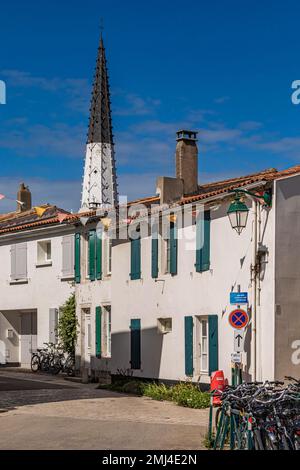 Habitations, bicyclettes et clocher de l'église Saint-Etiène à Ars-en-Re, Ile de Re, Nouvelle-Aquitaine, Aquitaine, France Banque D'Images