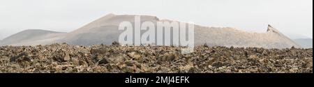 Vieux cône volcanique entouré de lave à Tinajo, Lanzarote Banque D'Images