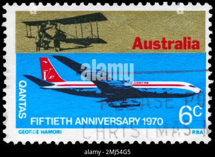 AUSTRALIE - VERS 1970 : un timbre imprimé en AUSTRALIE montre le Boeing 707 de Qantas et l'Avro 504, compagnies aériennes australiennes à l'étranger, 50th anniversaire, vers 1 Banque D'Images