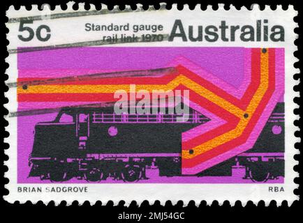 AUSTRALIE - VERS 1970: Un timbre imprimé en AUSTRALIE montre la locomotive diesel, achèvement de la voie standard de chemin de fer reliant Melbourne, Sydney Banque D'Images