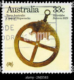 AUSTRALIE - VERS 1985 : un timbre imprimé en AUSTRALIE montre l'Astrolabe de Batavia, série de naufrages côtiers, vers 1985 Banque D'Images