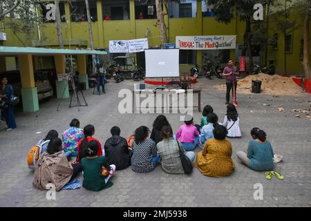 Kolkata, Inde. 27th janvier 2023. Des étudiants de l'Université de Jadavpur ont organisé une projection publique du documentaire BBC India : The Modi question à Kolkata, en Inde, le 27 janvier 2023. Le documentaire a été interdit par le gouvernement indien actuel de la projection publique car il est considéré comme une propagande hostile et anti-indien selon le Ministère de l'information et de la radiodiffusion. Le documentaire se concentre sur les émeutes anti-musulmanes de 2002 à Gujrat, où Narendra Modi était ministre en chef à l'époque. Les interdits ont posé de nombreuses questions concernant la liberté de la presse dans le pays, selon les rapports. Crédit: N Banque D'Images