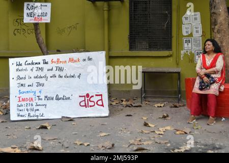 Kolkata, Inde. 27th janvier 2023. Des étudiants de l'Université de Jadavpur ont organisé une projection publique du documentaire BBC India : The Modi question à Kolkata, en Inde, le 27 janvier 2023. Le documentaire a été interdit par le gouvernement indien actuel de la projection publique car il est considéré comme une propagande hostile et anti-indien selon le Ministère de l'information et de la radiodiffusion. Le documentaire se concentre sur les émeutes anti-musulmanes de 2002 à Gujrat, où Narendra Modi était ministre en chef à l'époque. Les interdits ont posé de nombreuses questions concernant la liberté de la presse dans le pays, selon les rapports. Crédit: N Banque D'Images