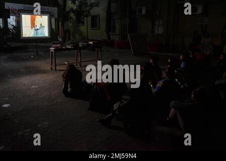 Kolkata, Inde. 27th janvier 2023. Des étudiants de l'Université de Jadavpur ont organisé une projection publique du documentaire BBC India : The Modi question à Kolkata, en Inde, le 27 janvier 2023. Le documentaire a été interdit par le gouvernement indien actuel de la projection publique car il est considéré comme une propagande hostile et anti-indien selon le Ministère de l'information et de la radiodiffusion. Le documentaire se concentre sur les émeutes anti-musulmanes de 2002 à Gujrat, où Narendra Modi était ministre en chef à l'époque. Les interdits ont posé de nombreuses questions concernant la liberté de la presse dans le pays, selon les rapports. Crédit: N Banque D'Images