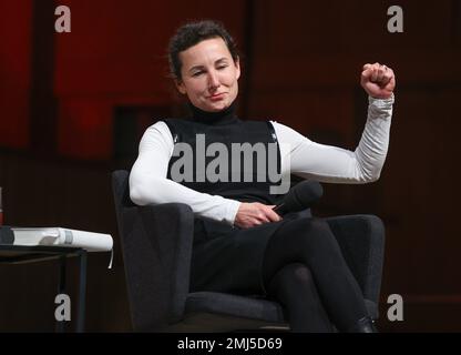 Berlin, Allemagne. 27th janvier 2023. L'auteur Juli Zeh s'accroche à la première de son livre « Zwischen Welten » (Between Worlds) dans Großer Sendesaal de RBB après que l'animateur ait dit au public que les employés de RBB étaient en grève. 'Zwischen Welten' a été publié par Luchterhand Verlag sur 25 janvier 2023. Credit: Joerg Carstensen/dpa/Alay Live News Banque D'Images