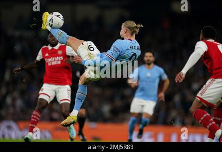 Erling Haaland de Manchester City tente un coup de pied en hauteur lors du quatrième tour de la coupe Emirates FA au Etihad Stadium de Manchester. Date de la photo: Vendredi 27 janvier 2023. Banque D'Images