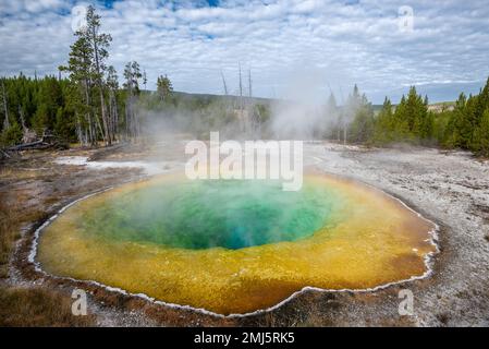Piscine Morning Glory dans le parc national de Yellowstone. Banque D'Images