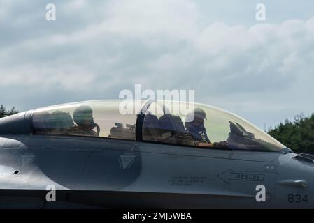 ÉTATS-UNIS Le lieutenant-général James Jacobson de la Force aérienne, à gauche, commandant adjoint de la Force aérienne du Pacifique, et le capitaine Andrew Barto, à droite, pilote de l'escadron de combat 14th, taxi F-16 avant de décoller à bord d'un vol de familiarisation lors d'une visite de leadership du PACAF à la base aérienne de Misawa, au Japon, le 25 août 2022. Jacobson a visité Misawa pour en apprendre davantage sur la façon dont la base soutient les aviateurs qui assurent la paix et la stabilité dans la région Indo-Pacifique. Banque D'Images