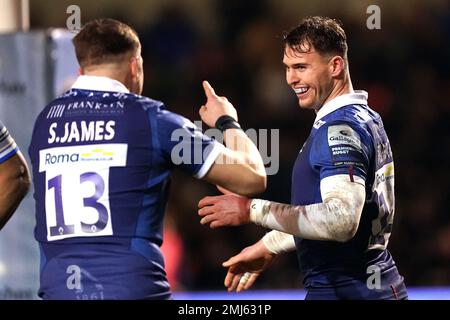 Solde Tom Roebuck de Sharks (à droite) célèbre la troisième tentative du match de son côté avec Sam James, coéquipier, lors du match Gallagher Premiership au stade AJ Bell, à Salford. Date de la photo: Vendredi 27 janvier 2023. Banque D'Images