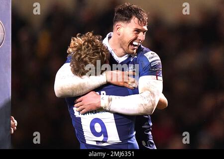 Solde Tom Roebuck de Sharks (à droite) célèbre la troisième tentative du match de son côté avec Gus Warr, coéquipier, lors du match Gallagher Premiership au stade AJ Bell, à Salford. Date de la photo: Vendredi 27 janvier 2023. Banque D'Images