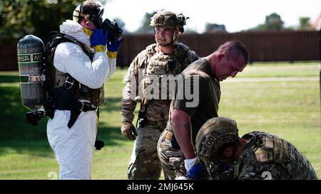 ÉTATS-UNIS Des aviateurs du 375th Squadron du génie civil qui ont éliminé des munitions explosives, retirent de l'équipement de protection individuelle lors d'un exercice suspect sur la base aérienne Scott Illinois, le 25 août 2022. Au cours de l'exercice, deux membres ont porté un équipement de protection chimique sous leurs combinaisons de bombes pour assurer leur sécurité lorsqu'ils ont placé le contenu de l'emballage. Banque D'Images