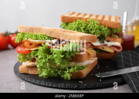 Sandwichs fraîchement préparés servis sur table grise Banque D'Images