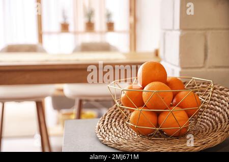 Des oranges fraîches mûres sur le comptoir de la cuisine. Espace pour le texte Banque D'Images