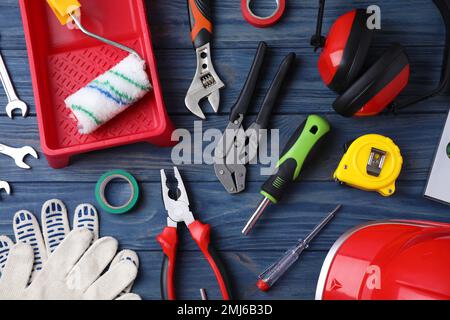 Composition de la couche plate avec différents outils de construction sur fond bleu en bois Banque D'Images